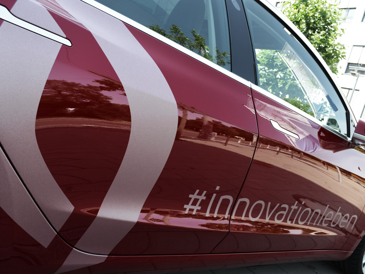 Bayern Innovativ GmbH, Tesla mit Branding