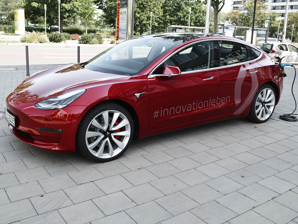 Bayern Innovativ GmbH, Tesla mit Branding