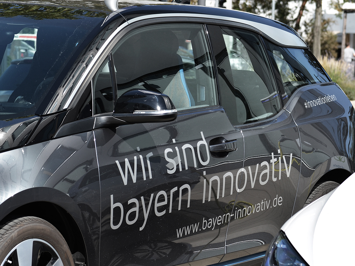 Bayern Innovativ GmbH, BMW mit Kfz-Beklebung