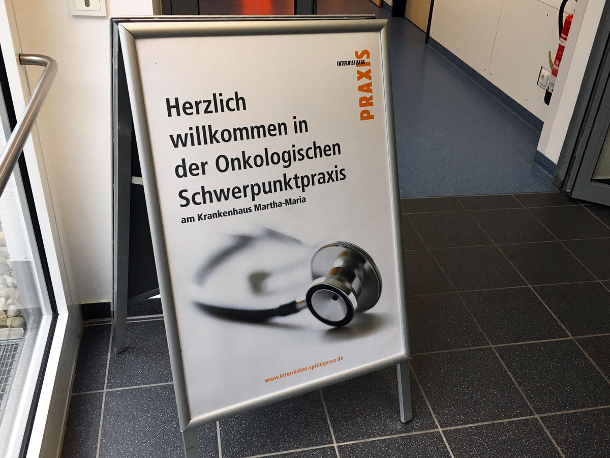 Internistische Gemeinschaftspraxis, Onkologische Schwerpunktpraxis, Spitalgasse 2, 90403 Nürnberg, Grafische Konzeption, Logo Entwicklung, Gestaltung, Display