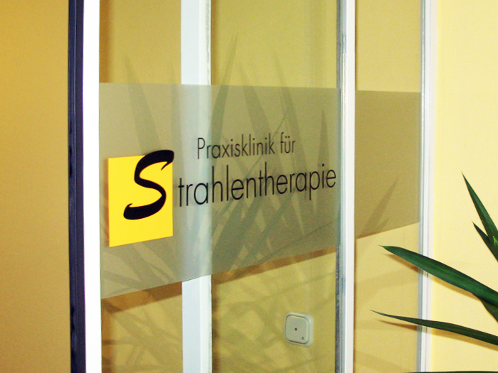 Corporate Design. Beschilderung für die Praxisklinik für Stahlentherapie, Nürnberg